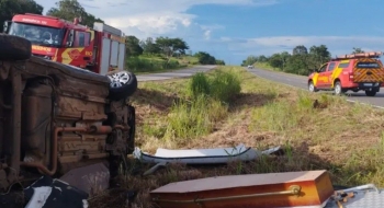 Carro de funerária capota e motorista morre na GO-080, em Petrolina de Goiás